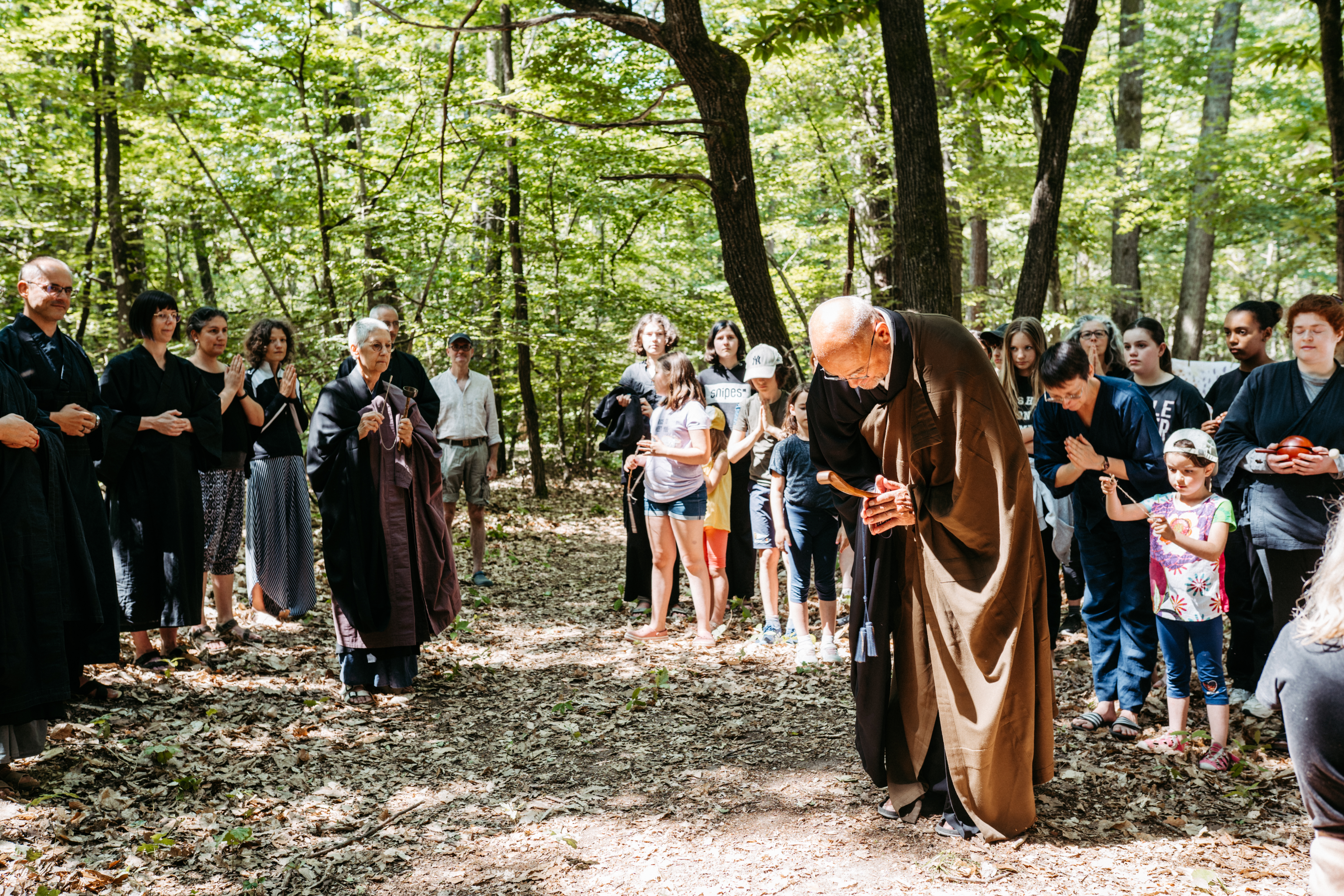 Cérémonie zen réalisée dans la forêt pour inaugurer l'exposition collective éphémère lors de la retraite spirituelle "en famille".