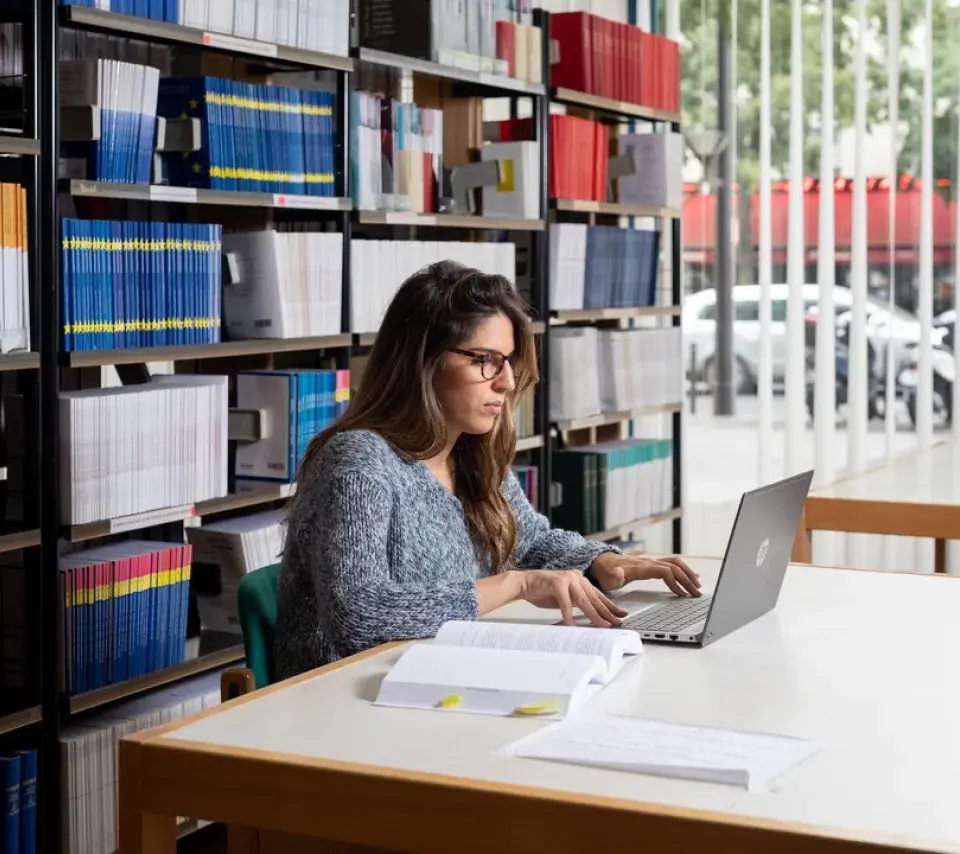 Lectrice installée au sein de l'une des salles de lecture du Centre de documentation du CES