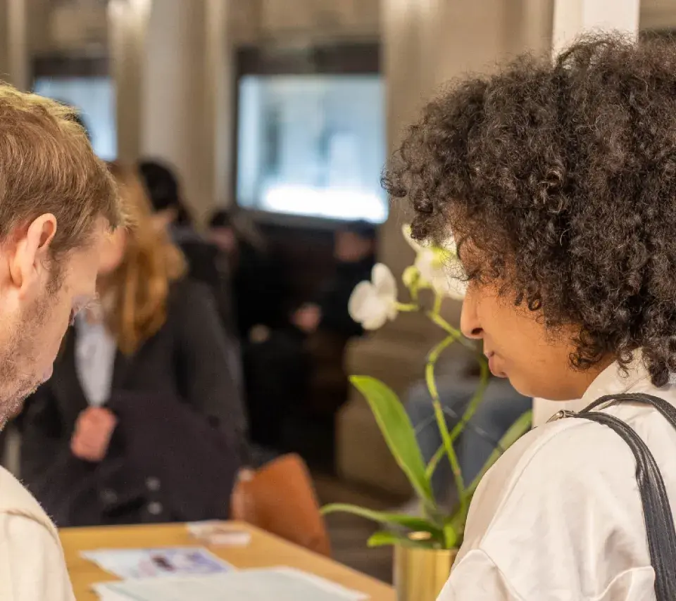 Etudiants et professionnels qui parlent au Forum objectif emploi