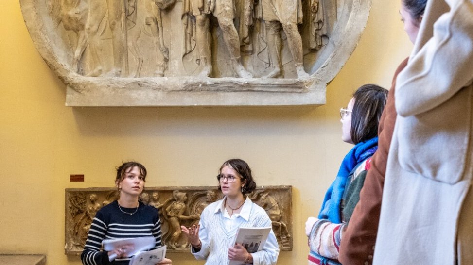 Journée européenne du patrimoine universitaire 2023, visite de l'Institut d'Art et d'Archéologie Michelet par les étudiants du master Patrimoine et musées
