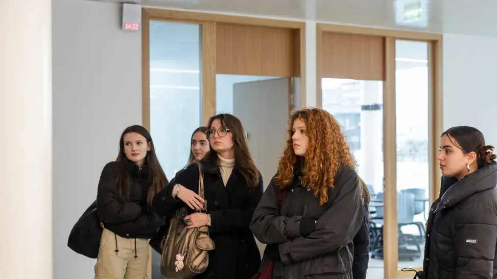 Etudiants visitant le centre La Chapelle
